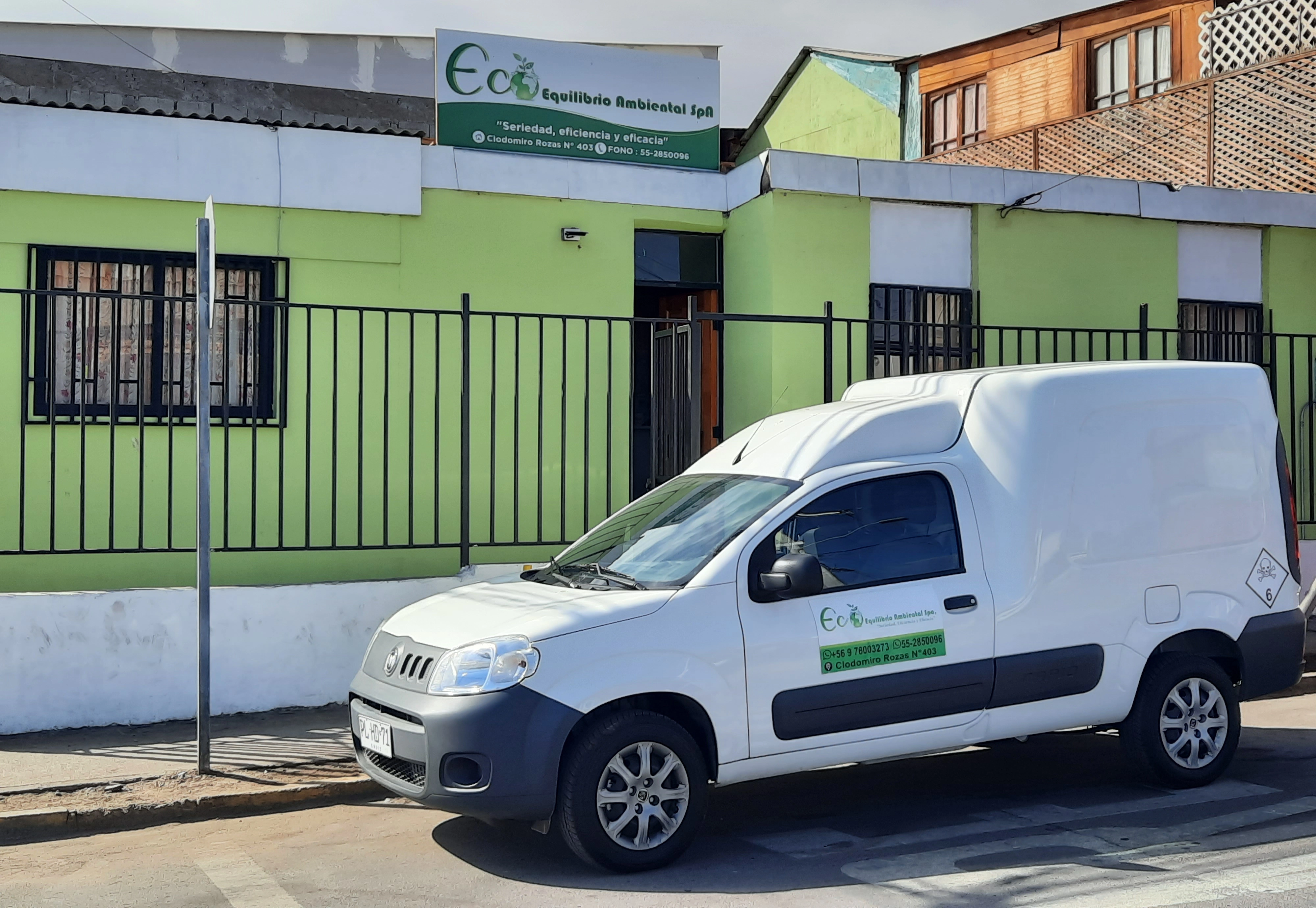 Fachada de las oficinas y furgón rotulado de Eco Equilibrio Ambiental SpA en Antofagasta